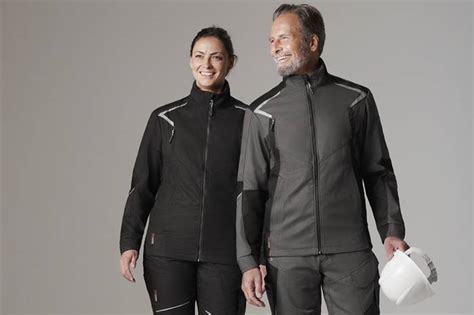 Diverse persone che indossano abbigliamento Subaru