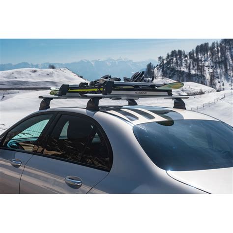 Varie soluzioni di trasporto per auto, inclusi box da tetto, portabici e portasci