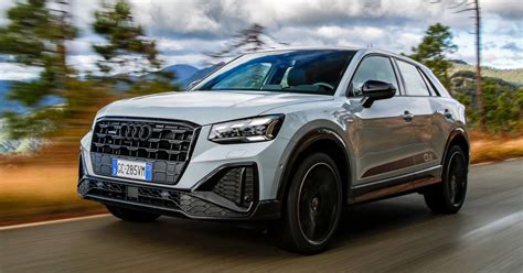 Audi Q2 su strada con cerchioni sportivi
