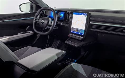 Interni della Renault Scenic con schermo touch verticale