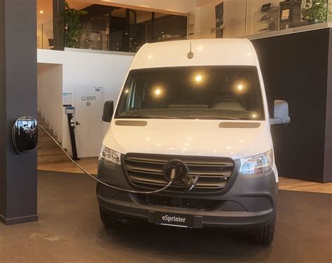 Mercedes-Benz eSprinter in ricarica