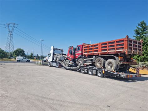 Autocarro bisarca con veicoli in trasporto