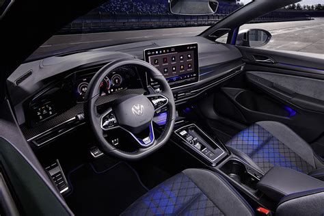 Interni moderni di una Volkswagen Golf 8 con cockpit digitale