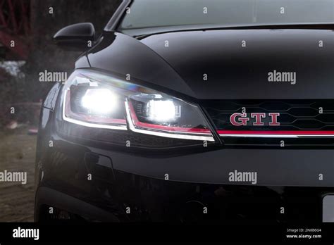 Dettaglio del logo GTI su una griglia anteriore