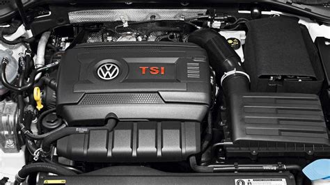 Dettaglio del motore 2.0 TSI di una Golf GTI
