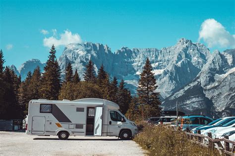 Un camper parcheggiato in un campeggio