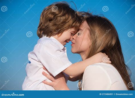 Una madre che abbraccia suo figlio