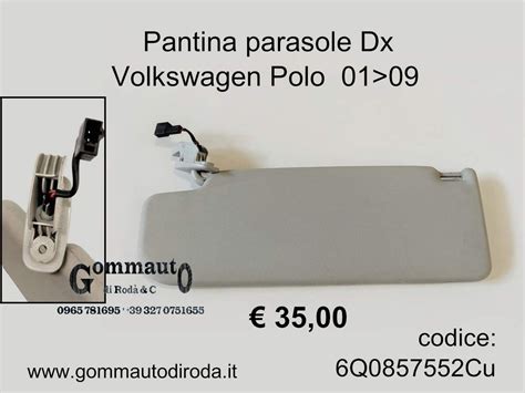 Interno di una Volkswagen Tiguan con la pantina parasole abbassata