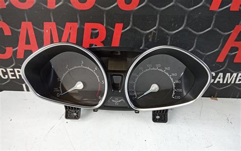 Interno Ford EcoSport con quadro strumenti illuminato