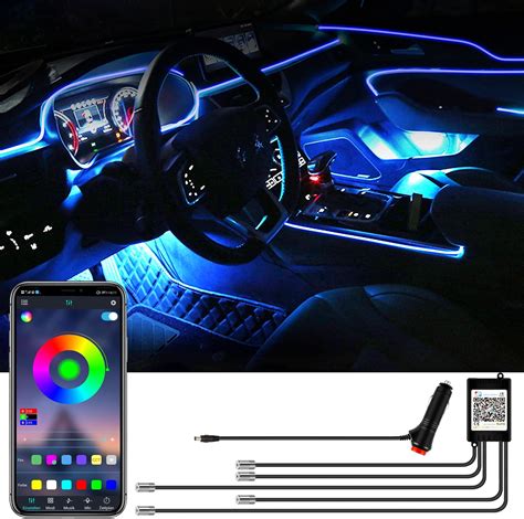 Illuminazione ambientale a LED colorati in un'auto