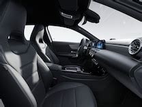 Interni di una Mercedes-Benz Classe A con sedili sportivi