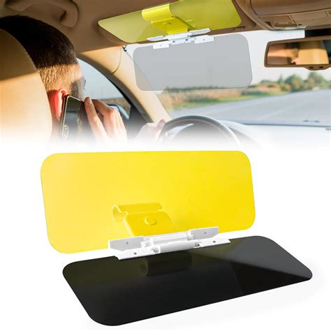Auto parcheggiata al sole con alette parasole installate