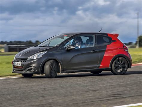 Peugeot 208 GTi by Peugeot Sport in azione