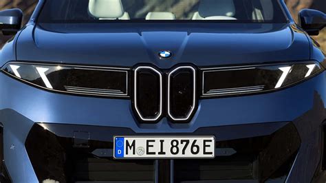 Dettaglio del frontale con la griglia a doppio rene BMW
