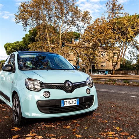 Renault Twingo parcheggiata in una stretta via cittadina