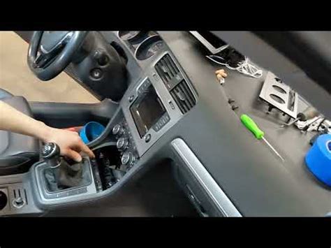 Diagramma che illustra i passaggi per smontare la console centrale di un'auto
