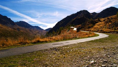 Strada di montagna con auto da rally