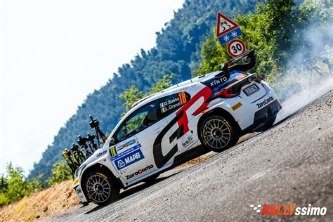 Piloti che gareggiano in un rally