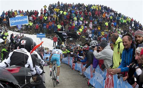Ciclisti sul Colle delle Finestre durante il Giro d'Italia