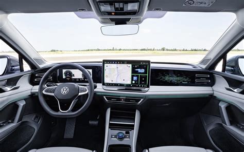 Interni moderni della nuova Volkswagen Tiguan con ampio display