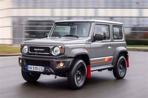 Suzuki Jimny di vecchia generazione su un percorso fuoristrada