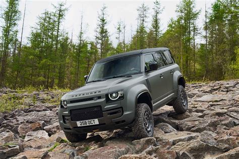 Land Rover Defender classico su un terreno roccioso