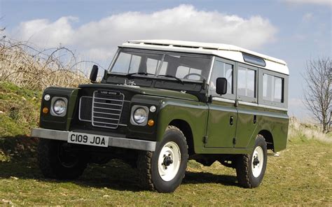 Vecchio Land Rover Series III in un campo