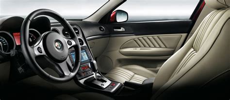 Interni Alfa Romeo 159 con plancia orientata al guidatore