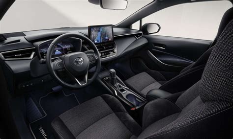 Interni moderni della Toyota Corolla con grande schermo