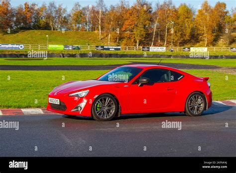 Toyota GT86 in curva su un circuito