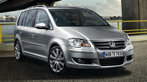 Volkswagen Touran 2009 modello in scala 1:18 parcheggiato su una scrivania da ufficio