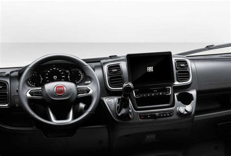 Interni del Fiat Ducato con cruscotto moderno