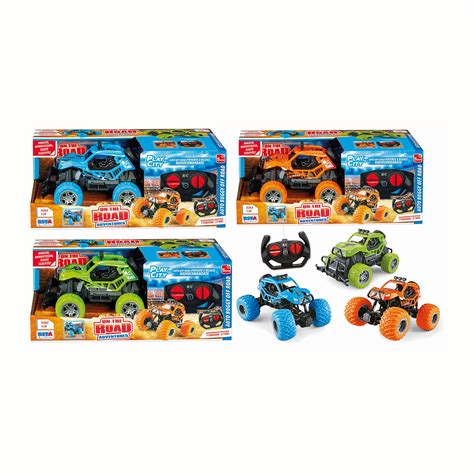 Famiglia che gioca con il buggy radiocomandato Tiger 1:16