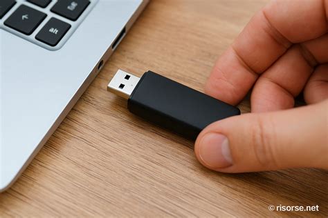 Un uomo frustrato che tenta di connettere una chiavetta USB all'auto con l'interfaccia utente del sistema di infotainment dell'auto che mostra un errore