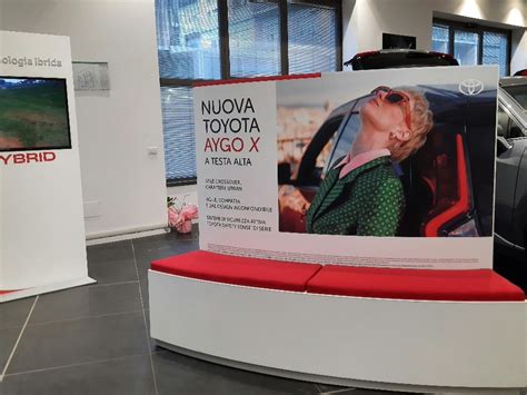 Un concessionario Toyota che mostra a un cliente il sistema multimediale del veicolo