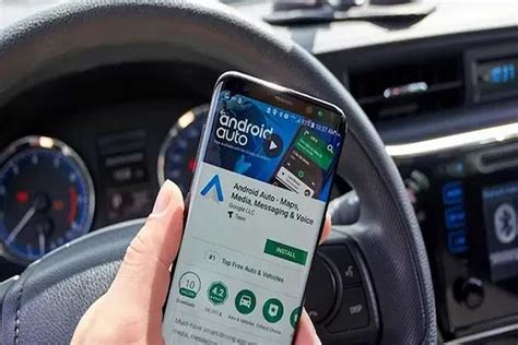 Smartphone collegato ad Android Auto in modalità wireless nel cruscotto dell'auto