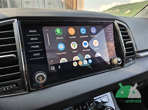 Interno di un'auto con l'interfaccia di Android Auto visualizzata sullo schermo del sistema di infotainment