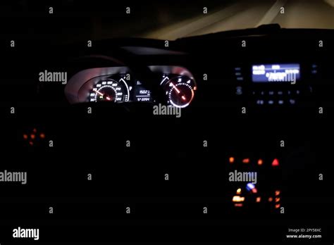 Interno di un'auto con cruscotto illuminato e luci LED accese