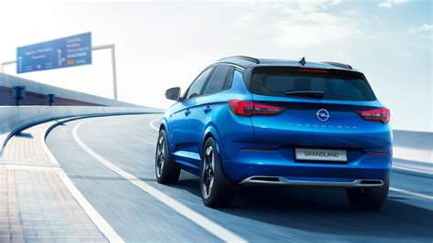 Opel Grandland in un paesaggio urbano