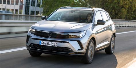 Vista frontale della Opel Grandland con design Vizor