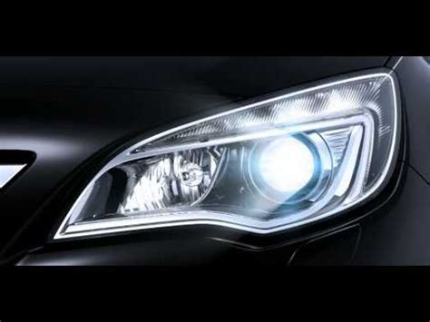 Opel Astra J con fari AFL accesi