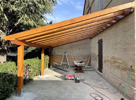 Auto pulita e cerata sotto un tettoia