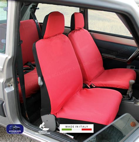 Interni di una Fiat Seicento con coprisedili neri installati