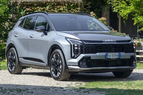 Dettaglio frontale Kia Sportage con griglia Tiger Nose e fari a boomerang