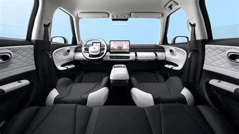 Interni della Dongfeng Box con sedili reclinabili
