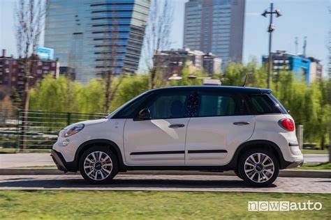 Vista laterale Fiat 500L con tetto bicolore