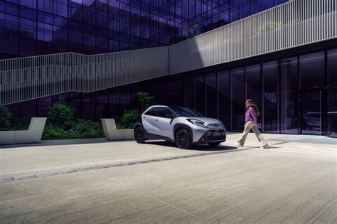 Toyota Aygo X JBL in un paesaggio urbano