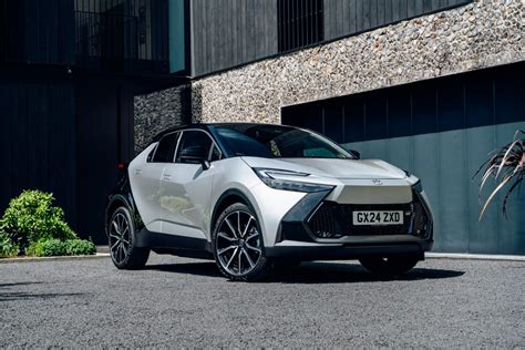 Toyota C-HR Plug-in Hybrid in ricarica, con dettagli sulle autonomie elettriche