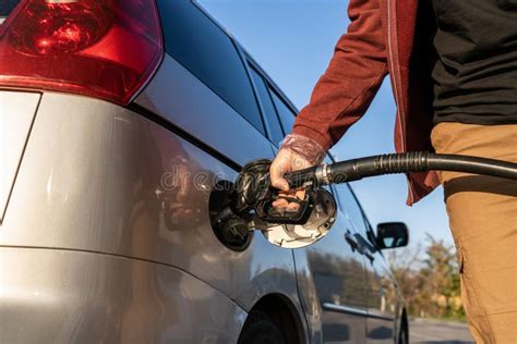 Persona che versa l'additivo nel serbatoio del carburante