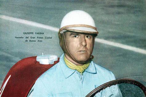 Immagine di Nino Farina sorridente con un sigaro in mano e un trofeo